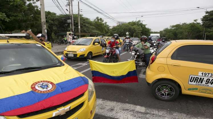 La mayoría de cierres eran intermitentes. Redoma de San Mateo y Avenida Pinar del Río. Los bloqueos se levantaron después de las 2 de la tarde. / Juan Pablo Cohen / La Opinión 