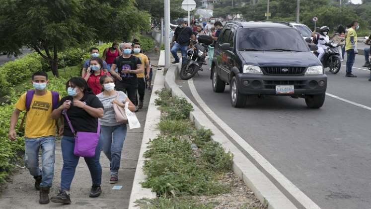 Ante el cierre de la “Bajada del Indio”, las personas tuvieron que caminar para llegar a sus lugares de trabajo. 