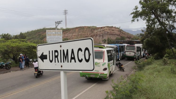 Solo permiten el paso de vehículos de emergencia y personal de la salud.