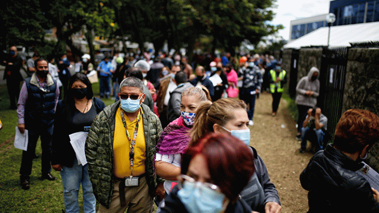 Largas filas se presentan en el Centro Comercial El Dorado Plaza, uno de los varios puntos de vacunación contra la COVID-19 abiertos en Bogotá para atender a mayores de 55 años sin cita previa. /Foto Sergio Acero/ Colprensa