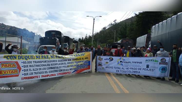 Camioneros se sumaron al paro nacional y bloquearon la vía entre Pamplona y los pueblos del suroriente de Norte de Santander, Arauca, Boyacá y la zona de Málaga, Santander. / Foto: Roberto Ospino