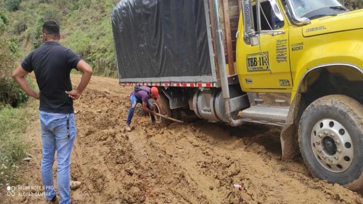 Los conductores deben hacer esfuerzos ingentes para poder superar los barriales en que están convertidas las carreteras./ Foto Cortesía