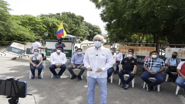 Gremios de empresarios desde el puente Internacional Francisco de Paula Santander que une a Colombia y Venezuela, exigen la apertura de los   puentes para tránsito vehicular. Denuncian millonarias perdidas por el cierre. /FOTO: Estevez