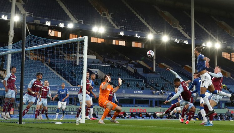 Everton (8º) dio un paso atrás en sus aspiraciones europeas al caer 1-2 en casa ante el Aston Villa (9º). / Foto: AFP