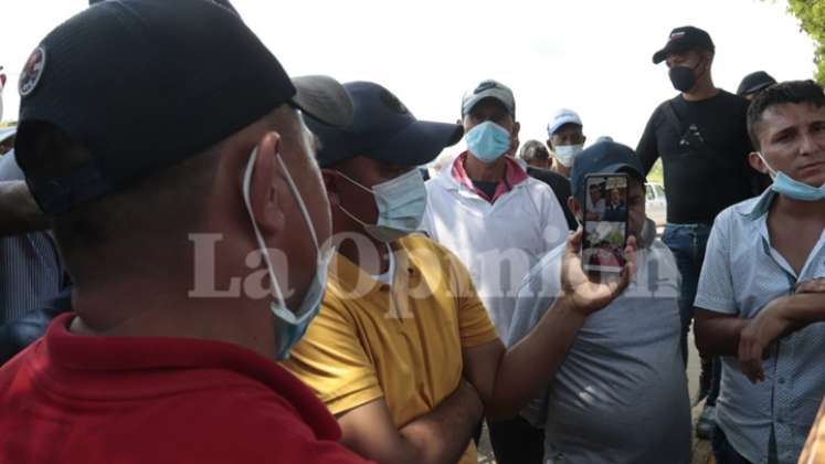 Una videollamada entre Isad Roa, líder de vereda Patillales, el ministro de Agricultura Rodolfo Zea, el gobernador de Norte de Santander, Silvano Serrano, y Jairo Humberto Cristo, representante de Cámara, puso punto final al cierre vial. / Foto: Alfredo Estévez