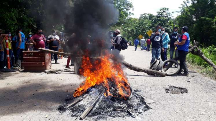 Campesinos del Catatumbo se concentran este martes desde muy temprano en vías las que conducen a Tibú y Ocaña desde El Zulia, por lo que el tránsito vehicular permanece cerrado. La movilización es parte del paro nacional. / Foto: Alfredo Estévez