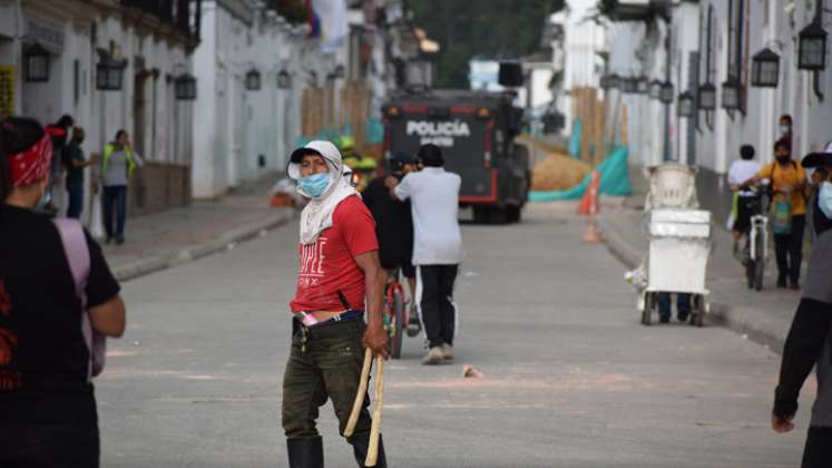 Efectivos del Escuadrón Móvil Antidisturbios (Esmad) de la Policía lanzaron gases lacrimógenos para disolver la manifestación y luego ya se enfrentaron contra los encapuchados. / Foto: Colprensa