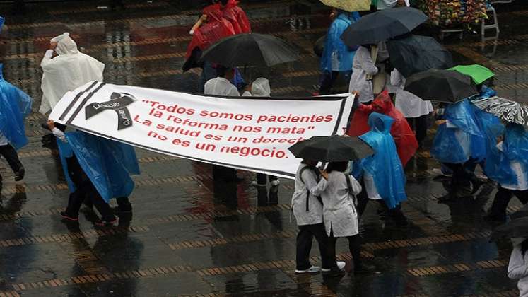 Futuros especialistas insisten en su lucha por enterrar la reforma a la salud, aunque saben que pierden opciones laborales./Foto: Colprensa/Germán Enciso.