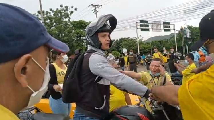 Malestar entre motociclistas y taxistas por bloqueos del paro./Foto: La Opinión 