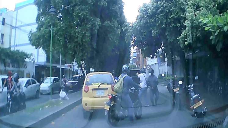 En un video aficionado se logra ver cómo se dio el atraco al policía, ayer en la mañana.