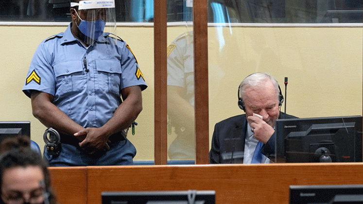 El exjefe militar serbio de Bosnia, Ratko Mladic, durante la audiencia del veredicto final en la apelación contra su condena por genocidio por la masacre de Srebrenica de 1995, el peor acto de sangre en Europa desde la Segunda Guerra Mundial. /Foto AFP