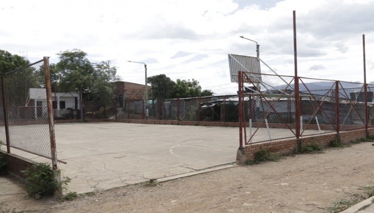 La cancha tiene grandes grietas en el suelo por la inestabilidad del terreno. / Fotos: Alfredo Estevez / La Opinión