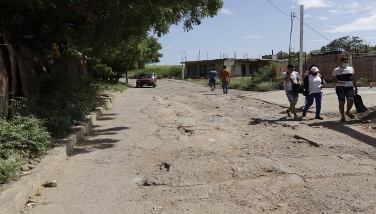 Desde la entrada, las calles evidencian deterioro. / Fotos: Alfredo Estevez / La Opinión