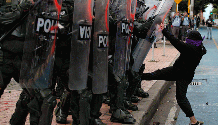 Los enfrentamientos entre manifestantes y la Fuerza Pública han sido común es durante el paro nacional. / Foto Colprensa