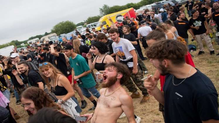 La fiesta se organizó a pesar del toque de queda vigente a partir de las 11 de la noche, el cual será levantado el domingo debido a la disminución de los casos de coronavirus en Francia./Foto: AFP