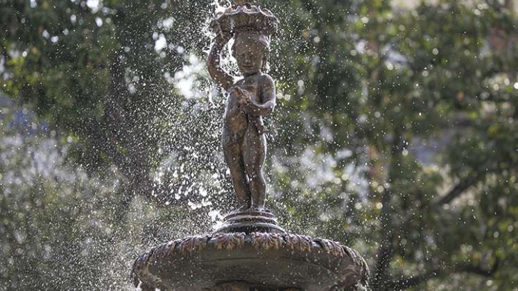 Niño sosteniendo un rampuche en la fuente del parque Santander.