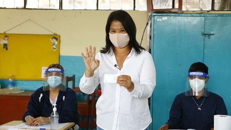 La candidata presidencial Keiko Fujimori, a la izquierda, denunció un "fraude sistemático" en las elecciones presidenciales de Perú