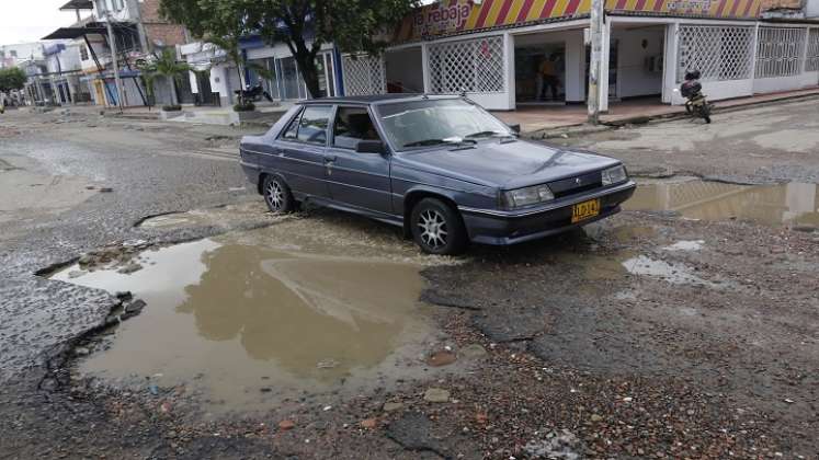 Malla vial deteriorada en la Primera Etapa de Atalaya. / Luis Alfredo Estévez/ La Opinión 