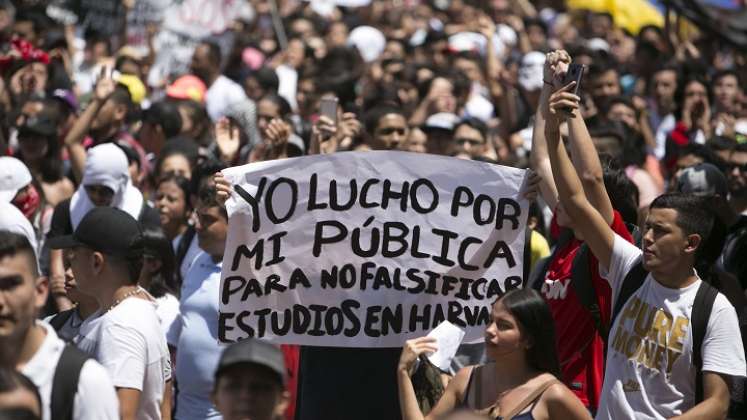 Estudiantes anuncian que estudian adelantar protestas.