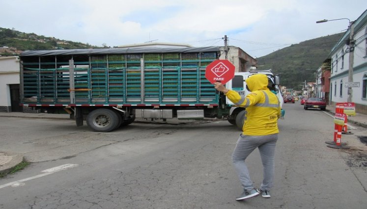 Se procedió a contratar a un grupo de gestores viales que están encargadas de regular la movilidad en el centro de la ciudad.  / Foto: Cortesía