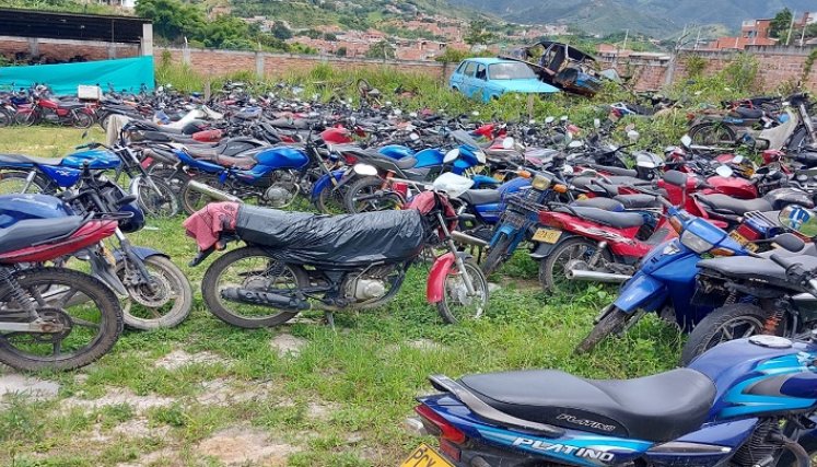 Más de mil motos expuestas al sol y el agua se encuentran sin dolientes en los patios de la Terminal de Transportes de Ocaña./Foto: La Opinión