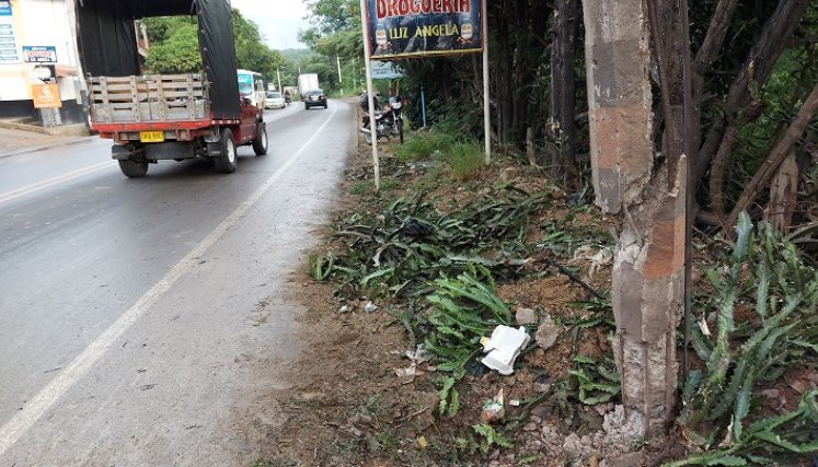 bomba La caja bomba estalló junto a un poste, a una orilla de la carretera.