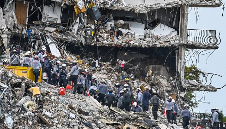 En medio de los escombros ayer fueron recuperados los restos de 6 personas más víctimas del colapso del edificio. / Foto: AFP