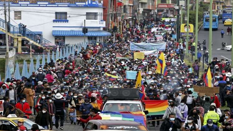  Integrantes del Movimiento Indígena y Campesino Cotopaxi y organizaciones sociales, marchan para protestar por el alza del precio del combustible./Foto: Cristina Vega RHOR / AFP