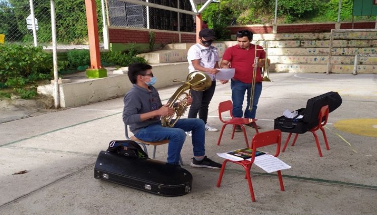 Los niños y jóvenes aprenden a construir instrumentos básicos para entender mejor los procesos musicales./ FOTO: Cortesía