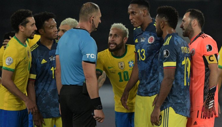 Al minuto 77 del partido se presentó una jugada donde el balón rebota en el árbitro central Néstor Pitana y deriva en un ataque prometedor para el equipo brasilero que termina en gol. / Foto: AFP