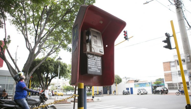 Para la década del 90 era usual ver en cada cuadra un teléfono público, seguido por una fila de personas que esperaban para hacer la llamada Para la década del 90 era usual ver en cada cuadra un teléfono público, seguido por una fila de personas que esperaban para hacer la llamada. / Foto: La Opinión