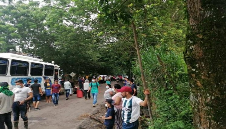 Los campesinos afirman estar abiertos al diálogo, para concretar exigencias y proceder al desbloqueo. / Cortesía