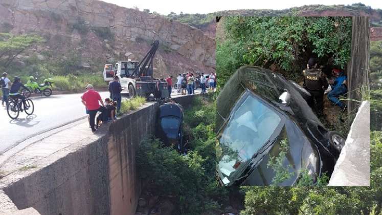 Un carro rodó a un barranco y horas después apareció un hombre apuñalado.