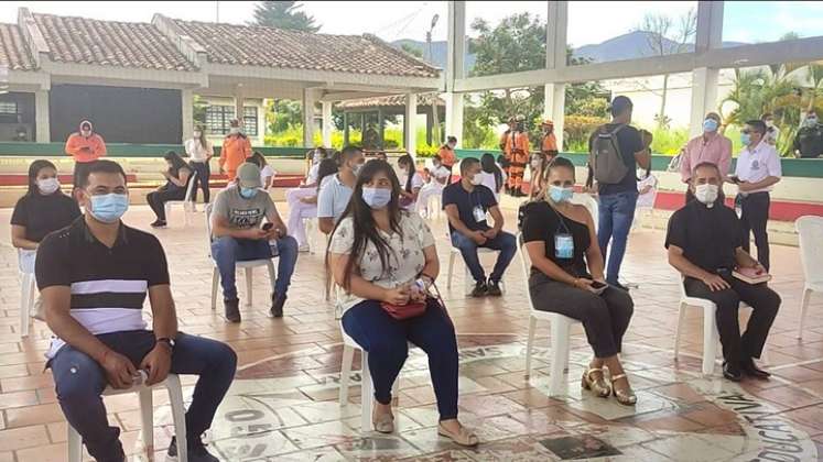 En medio de estrictos protocolos de bioseguridad se cumple con la vacunación en el municipio de Ábrego. / Foto: Cortesía