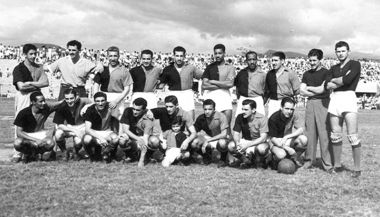 Plantilla del Cúcuta Deportivo de 1951 que se presentí en la reinauguración de El Campín: / Foto: Archivo