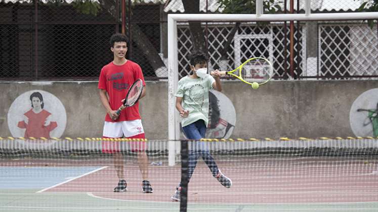 En una improvisada cancha disfrutan de este deporte grandes y chicos.