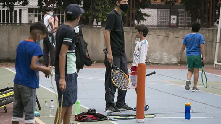 Grandes y chichos disfrutan del tenis