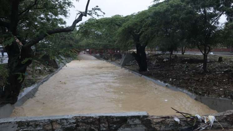 Cada vez que llueve fuertemente, el canal Bogotá amenaza con desbordarse. / Archivo/ La Opinión 