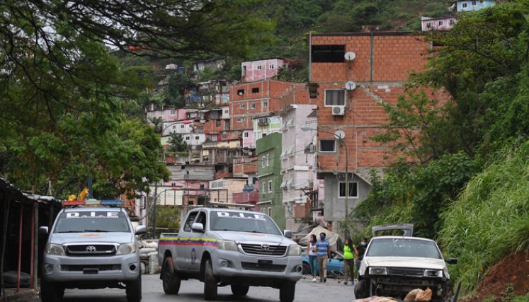 Vivir entre las balas en las barriadas de una Venezuela empobrecida