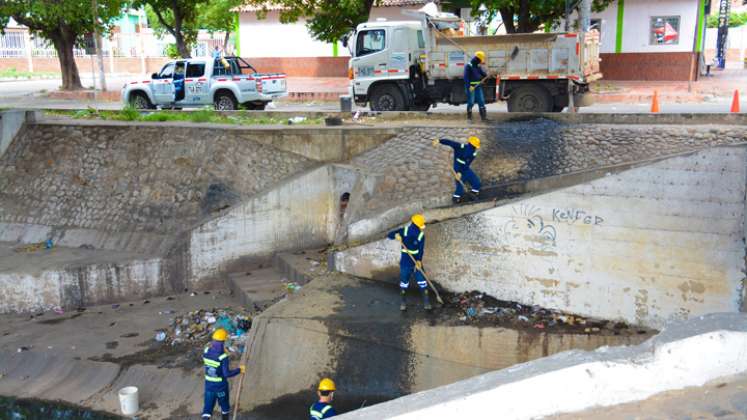 Aguas Kpital invitó a la comunidad a hacer buen uso de los canales de lluvias y a velar porque no se arroje ningún tipo de enseres que dificulten el tránsito de las aguas y contaminen la ciudad. / Foto: Cortesía