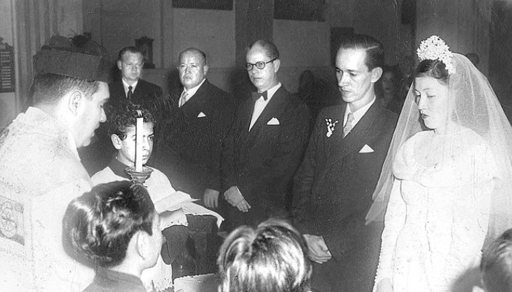 De derecha a izquierda al lado de los contrayentes: Pedro Vicente Peña Soto, hermano del novio; Mario A. Quintana, padre de la novia y Jesús David Quintana Castro, hermano de la novia. La foto pertenece al álbum de la familia Peña Quintana.