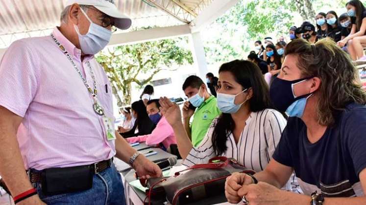 El alcalde Jairo Yáñez en diálogo con la comunidad de Agua Clara./Foto Cortesía