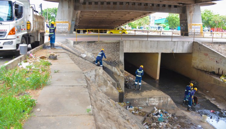 Aguas Kpital invitó a la comunidad a hacer buen uso de los canales de lluvias y a velar porque no se arroje ningún tipo de enseres que dificulten el tránsito de las aguas y contaminen la ciudad. / Foto: Cortesía
