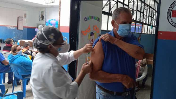 Los habitantes de San Antonio y Ureña vienen recibiendo amplia protección sanitaria con la aplicación de vacunas anti COVID-19, anti influenza y los biológicos contemplados en el esquema venezolano de inmunizaciones. / Foto: Eilyn Cardozo