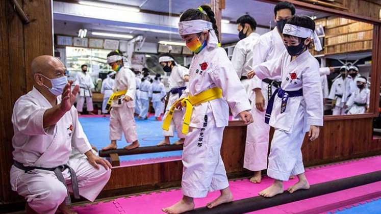 Desde mu y temprana edad, los japoneses enseñan a sus hijos la filosofía del arte marcial del karate.
