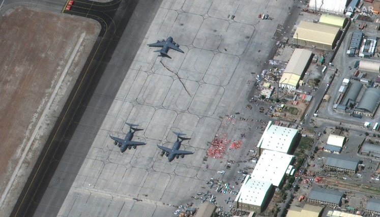 Afganistán Imagen satelital muestra el área alrededor de Abbey Gate en el Aeropuerto Internacional Hamid Karzai en Kabul. /AFP