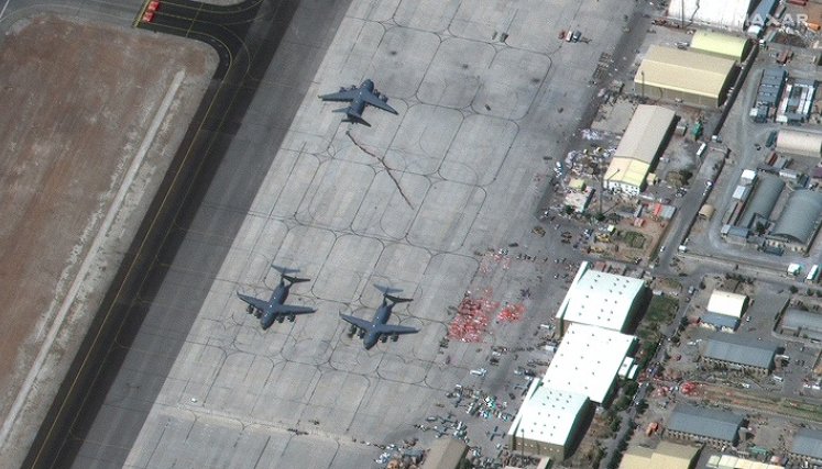 Imagen satelital muestra el área alrededor de Abbey Gate en el Aeropuerto Internacional Hamid Karzai en Kabul. /AFP