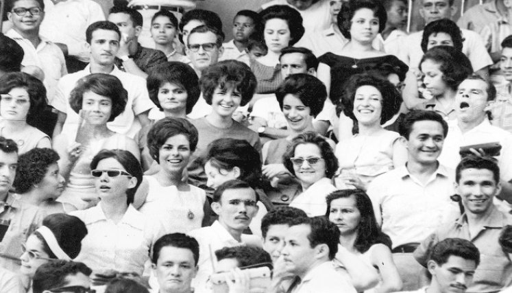 Foto del recuerdo | Nutrida asistencia femenina a los partidos de fútbol en los 60./Foto: archivo