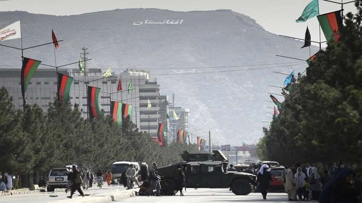 Los combatientes talibanes bloquean las vías con vehículos militares cerca del aeropuerto de Kabul.  AFP