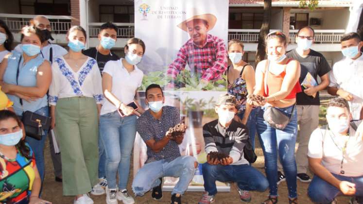 Los jóvenes aprendieron a crear lombricompostaje. / Foto: Cortesía